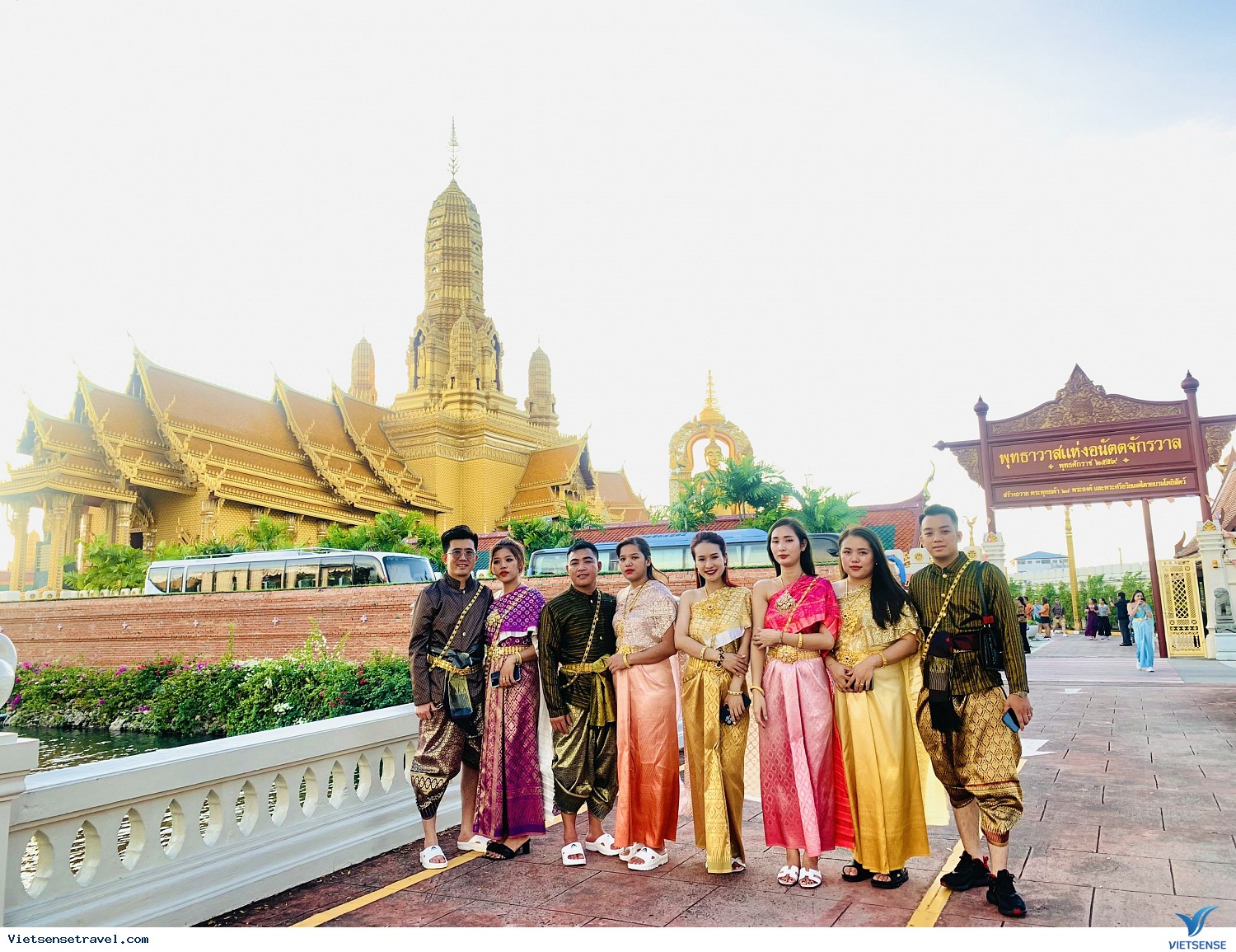 Dạo thuyền sông Chao Phraya - Chùa Traimit - Chùa Yannawa - Mua sắm