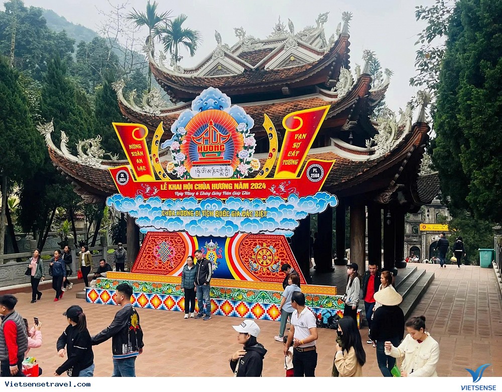 Đầu năm, người dân đến với chùa Hương cầu sức khỏe, tài lộc