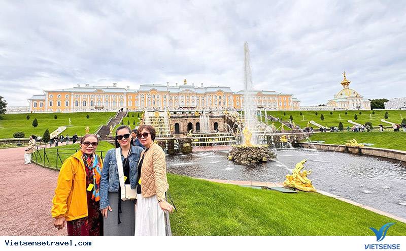 Đoàn khách Vietsense check in tại Cung điện Mùa Hè Nga