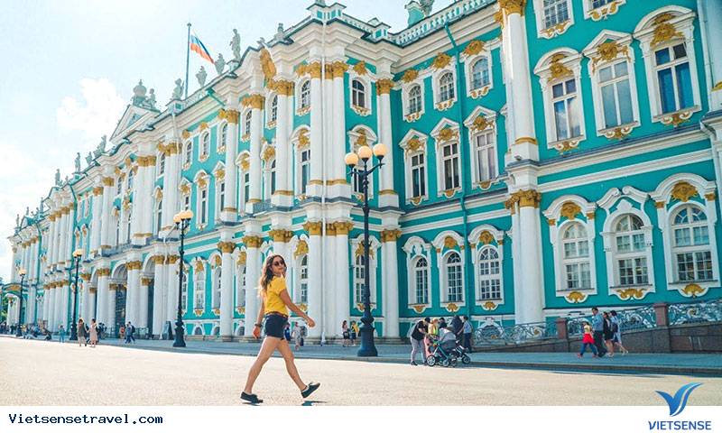 Du khách check in tại Cung điện mùa Đông