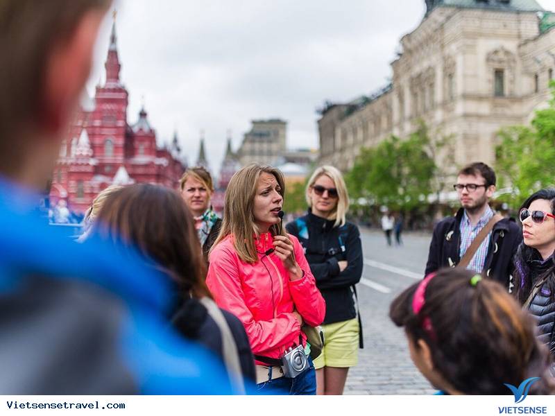 Hướng dẫn viên bản địa đồng hành cùng du khách trong tour Nga
