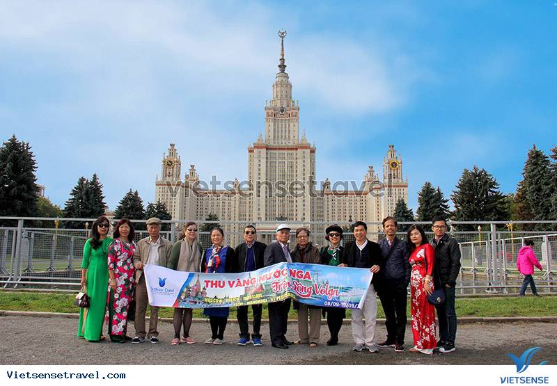 Đoàn khách VietSense Travel chụp hình lưu niệm tại Đại học Lomonosov, Moscow