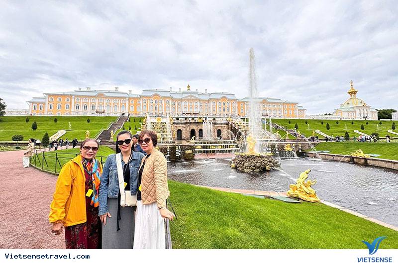 Du khách check in tại Cung điện Peterhof