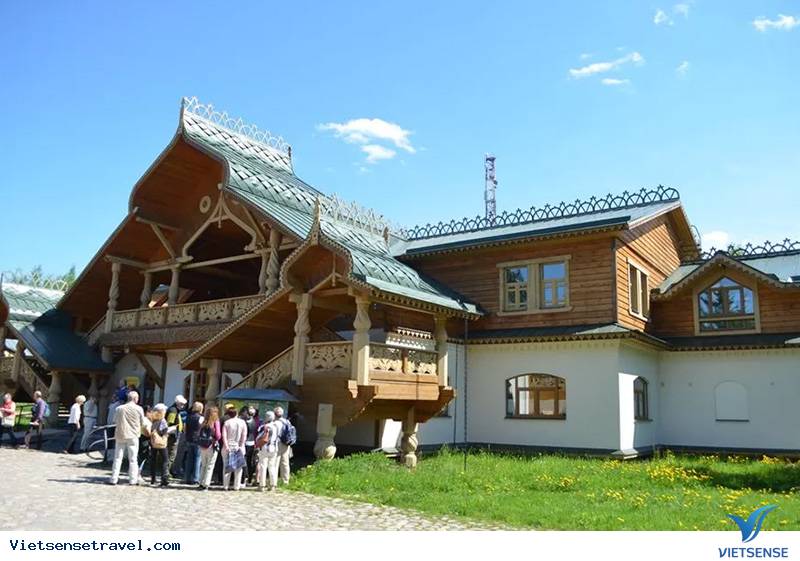 Du khách tham quan làng Mandrogi