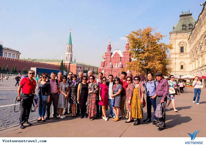 Khách đoàn Vietsense Travel trong chuyến du lịch Nga mùa thu
