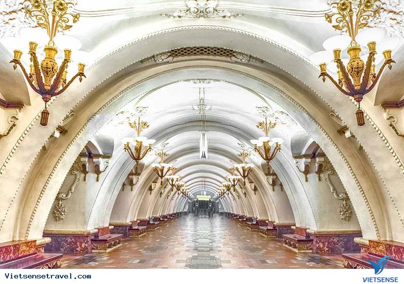 Ga Arbatskaya nổi bật với mái vòm cao chạm khắc tinh tế