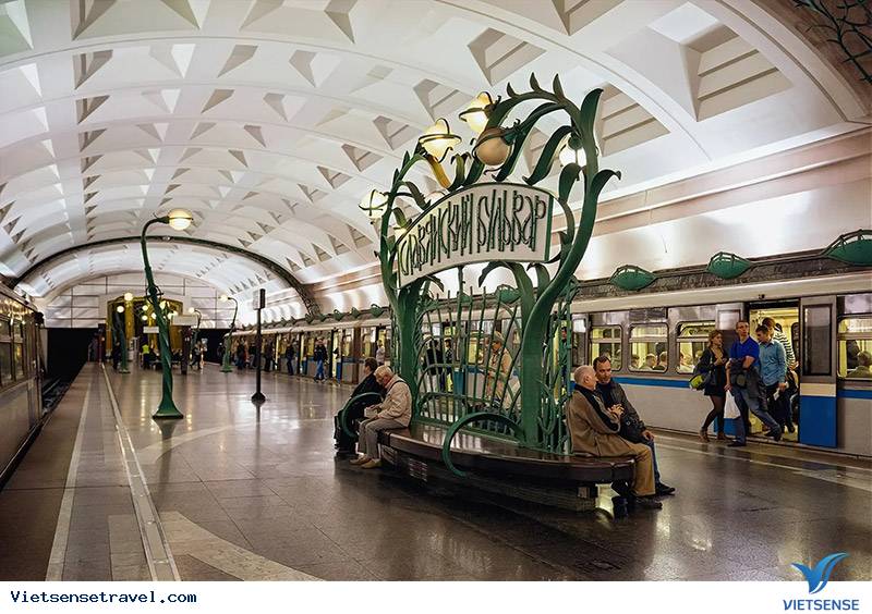 Du khách trải nghiệm tàu điện ngầm Nga