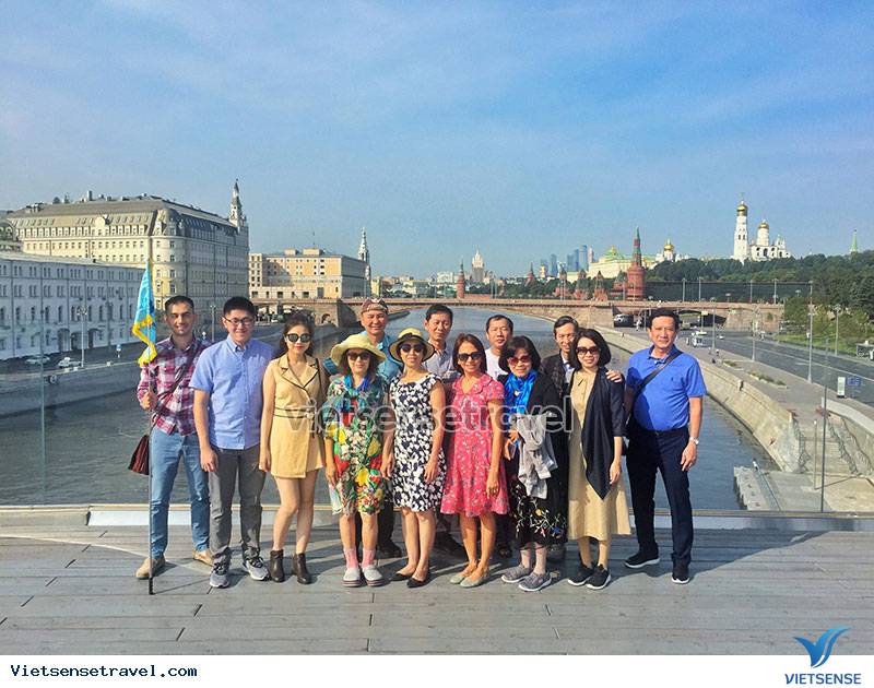 Khách đoàn Vietsense Travel trong chuyến tour Nga mùa hè