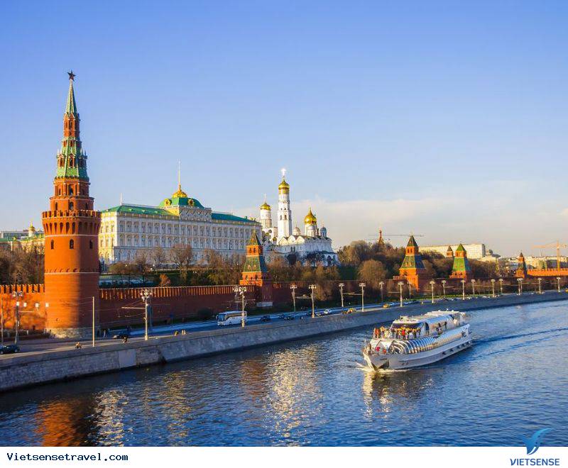 Điện Kremli thơ mộng khi vào hè