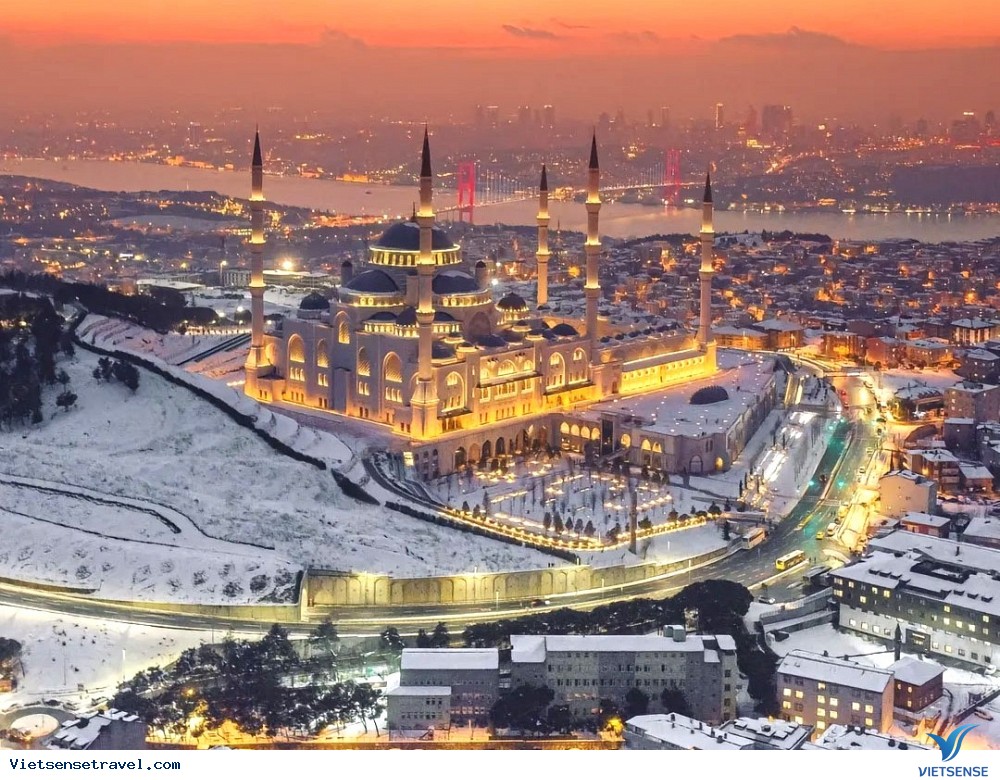 Khung cảnh nhà thờ Hồi giáo Blue Mosque lúc hoàng hôn Khung cảnh nhà thờ Hồi giáo Blue Mosque lúc hoàng hôn