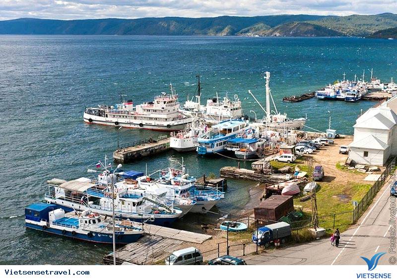 Bến thuyền làng Listvyanka ở Nga