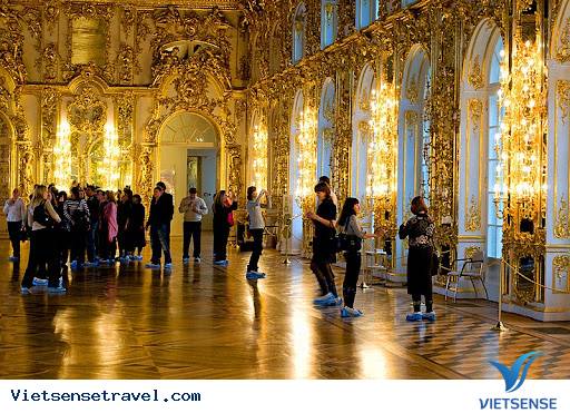 Du khách tham quan làng Pushkin