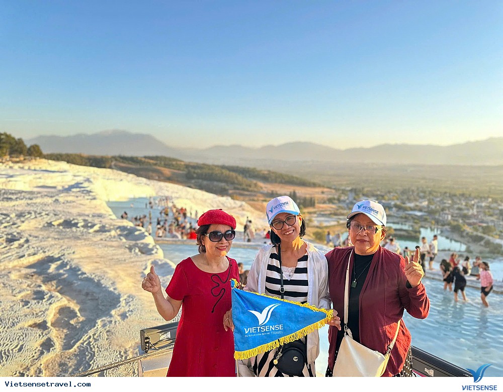 Lâu đài bông Pamukkale rất đông khách vào mùa hè cao điểm Lâu đài bông Pamukkale rất đông khách vào mùa hè cao điểm