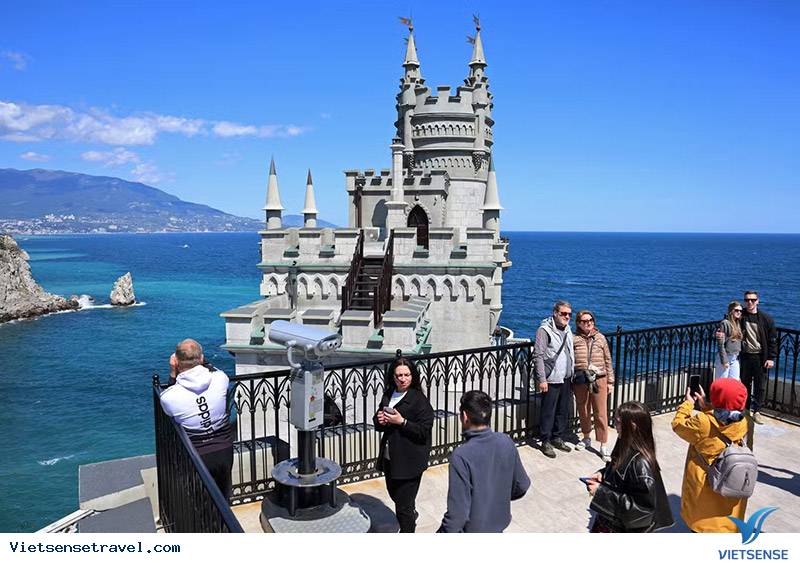 du khách check in tại lâu đài chim nhạn Nga