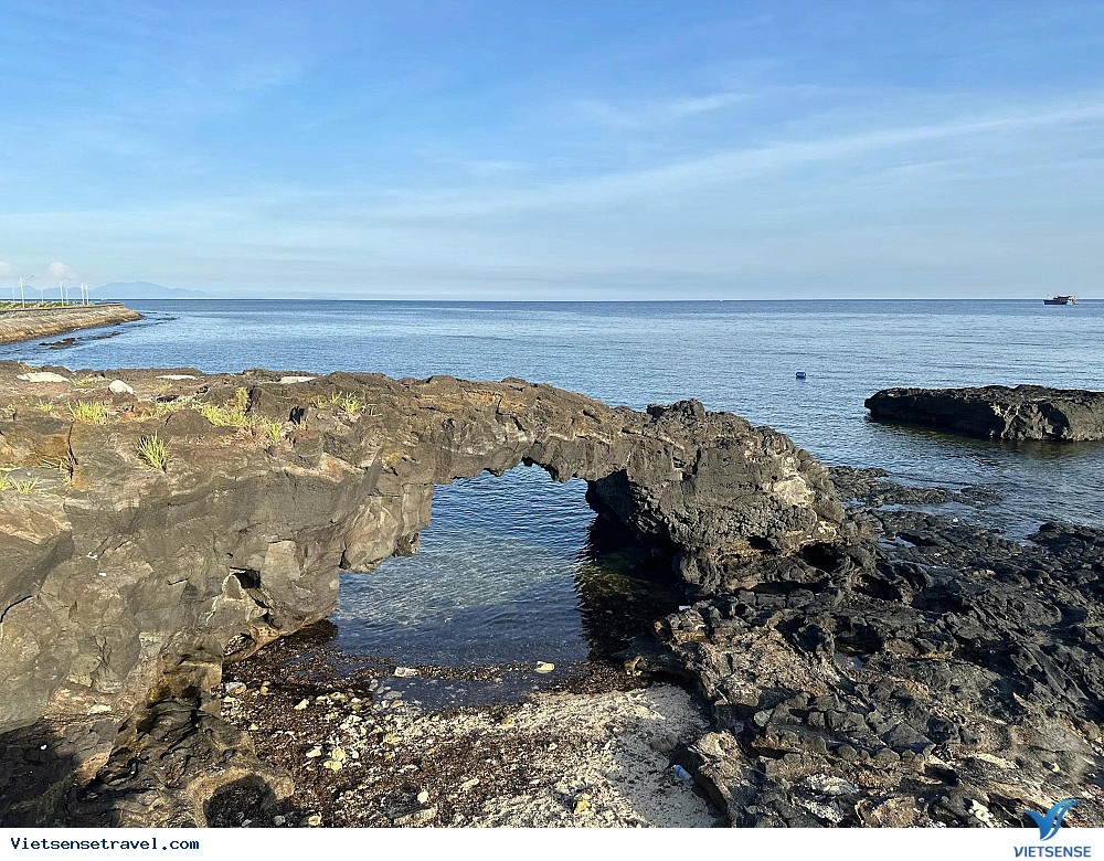 Mê mẩn trước những khối đá và biển xanh ngát tại Lý Sơn Mê mẩn trước những khối đá và biển xanh ngát tại Lý Sơn