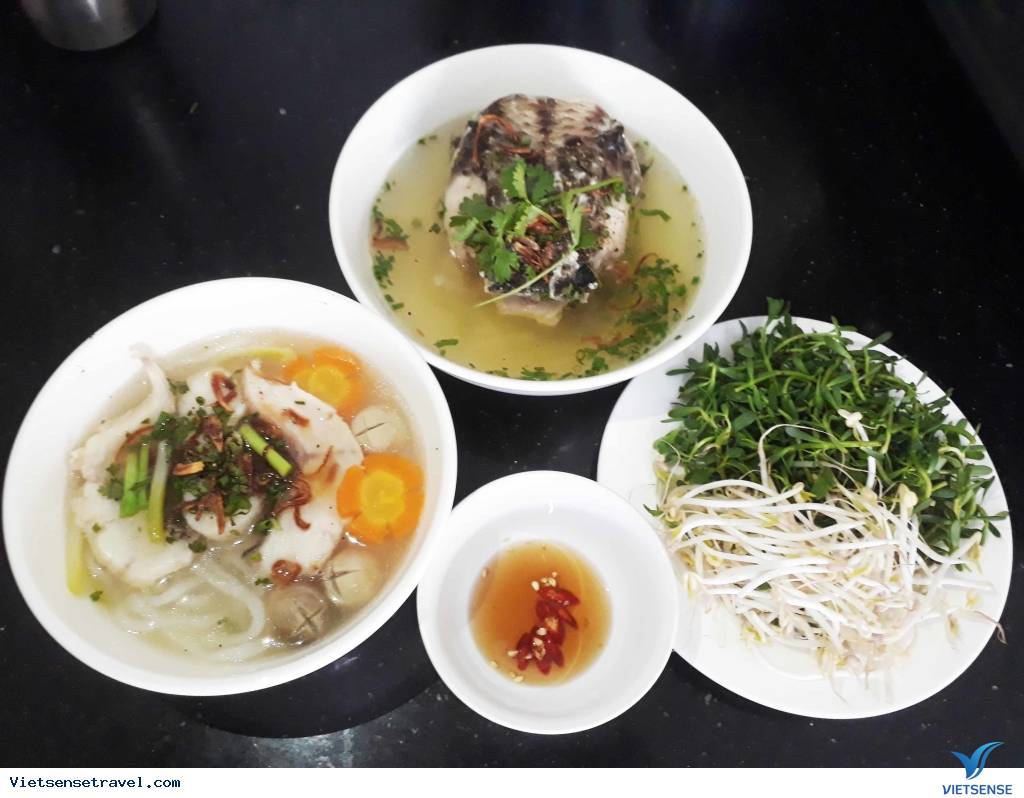 một mâm bánh canh cá lóc