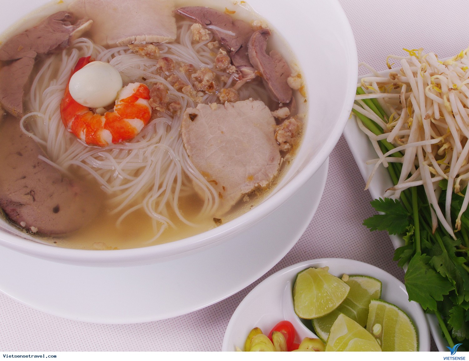 một tô hủ tiếu đẹp mắt và ngon miệng