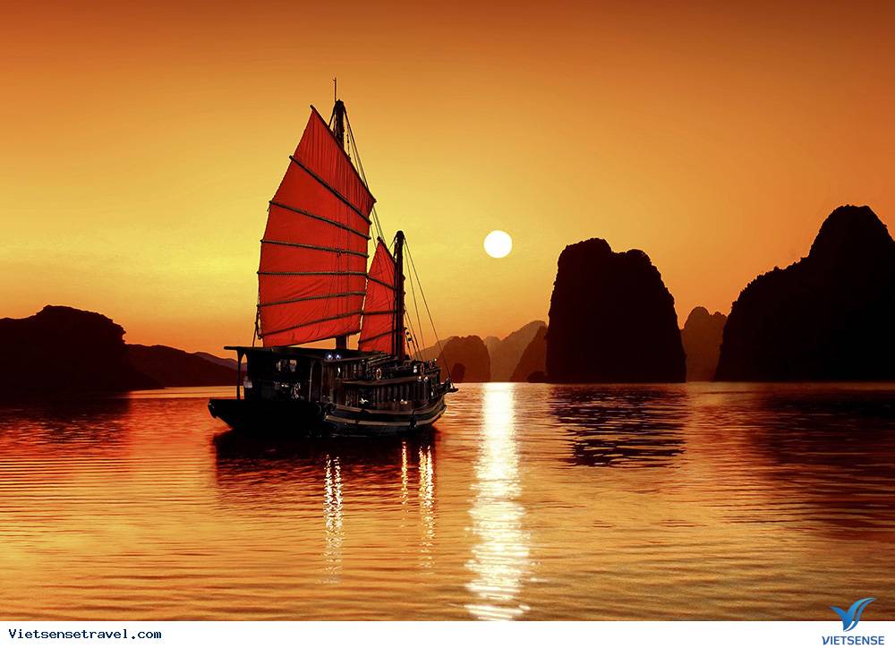 hoàng hôn rực rỡ ở Vịnh Hạ Long