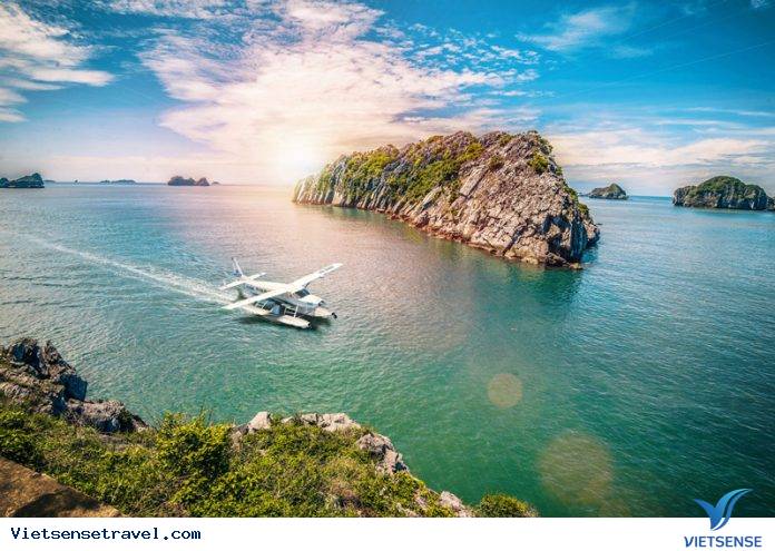 từ trên thủy phi cơ, phóng tầm mắt và ngắm nhìn toàn cảnh thiên nhiên Hạ Long phía dưới.