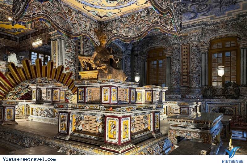 Nét cổ kính bên trong lăng Khải Định, rất đáng để ghé thăm