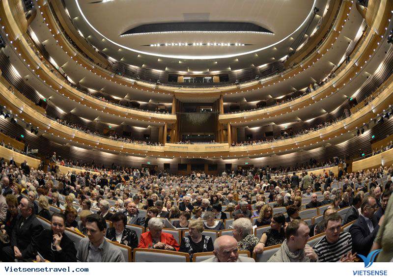 Du khách thưởng thức âm nhạc tại Mariinsky II