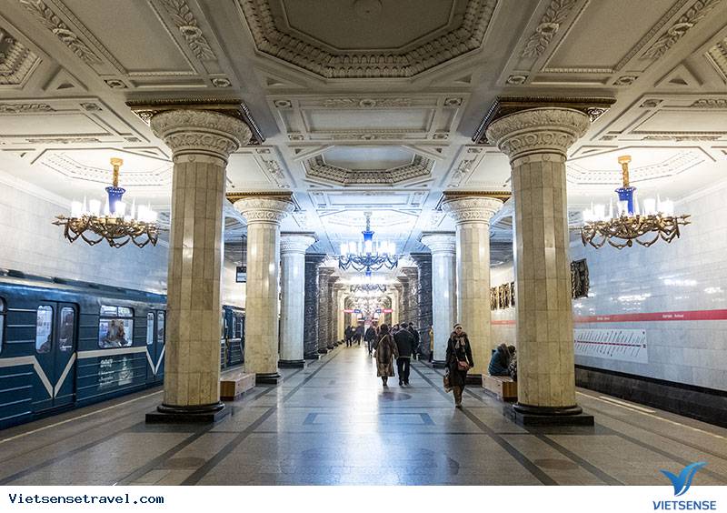 Tàu điện ngầm là phương tiện di chuyển được nhiều du khách lựa chọn