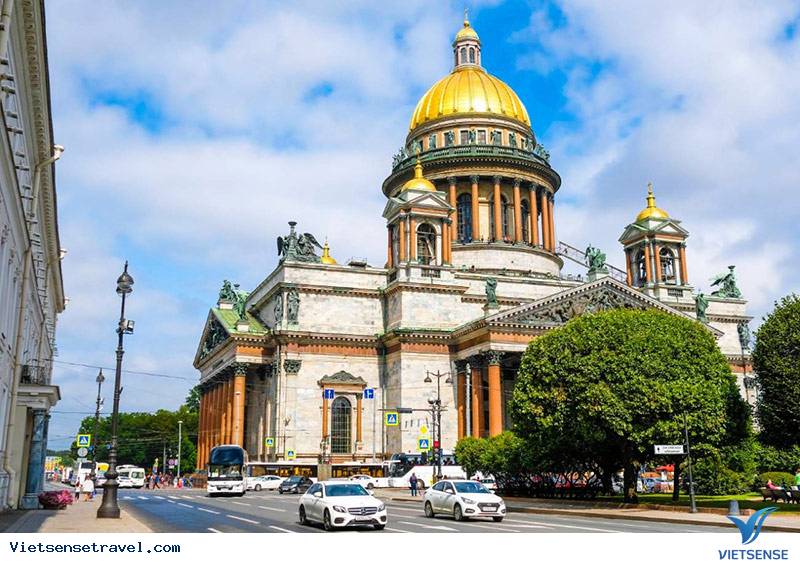 Mái vòm có thiết kế tinh xảo của nhà thờ Chính tòa Saint Isaac