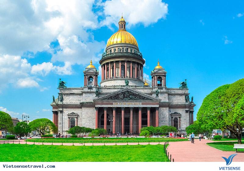 Mặt tiền Nhà thờ Chính tòa Saint Isaac