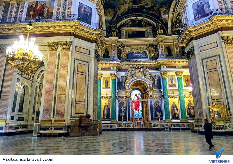 Du khách tham quan Nhà thờ Chính tòa Saint Isaac