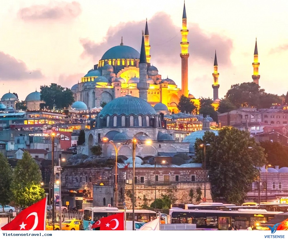 Nhà thờ gây ấn tượng với kiến trúc gồm 6 ngọn tháp sừng sững Nhà thờ gây ấn tượng với kiến trúc gồm 6 ngọn tháp sừng sững