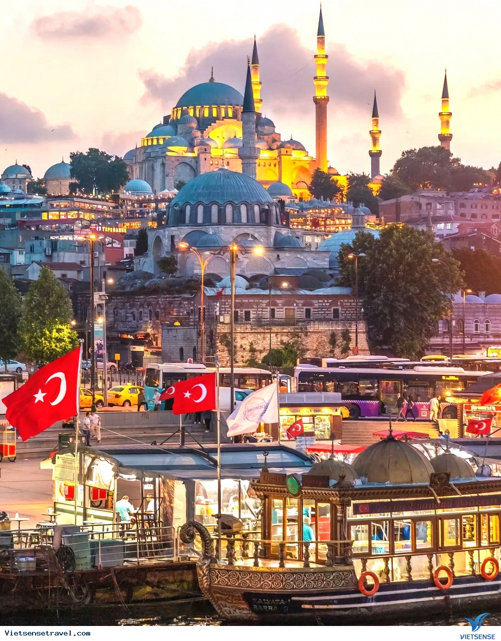 Nhà thờ gây ấn tượng với kiến trúc gồm 6 ngọn tháp sừng sững