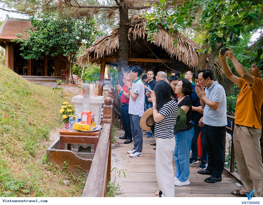 Nhiều du khách đi lễ chùa, cầu lộc, cầu may đầu năm