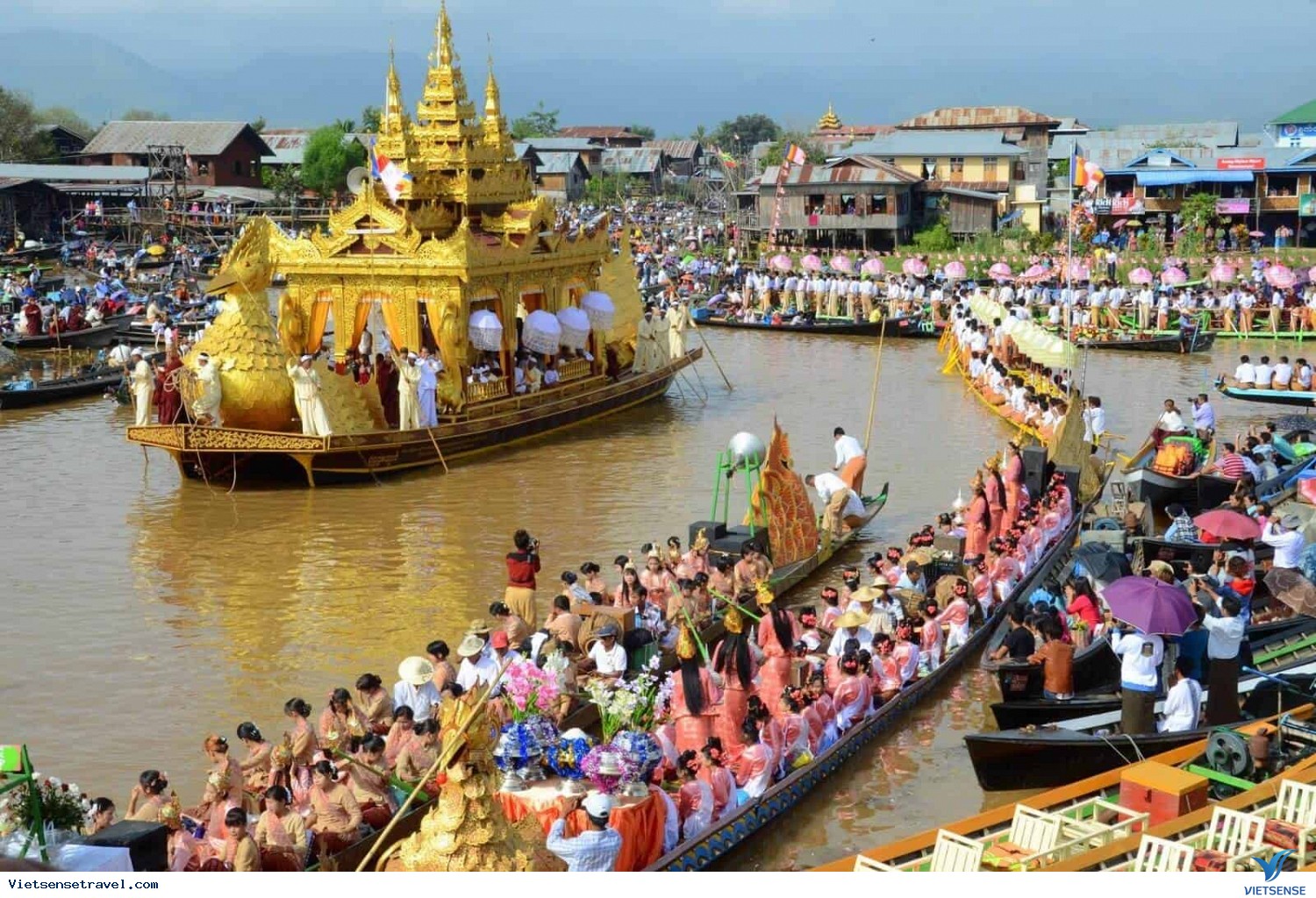 Chèo thuyền trong lễ hội chùa Phaung Daw Oo - Myanmar
