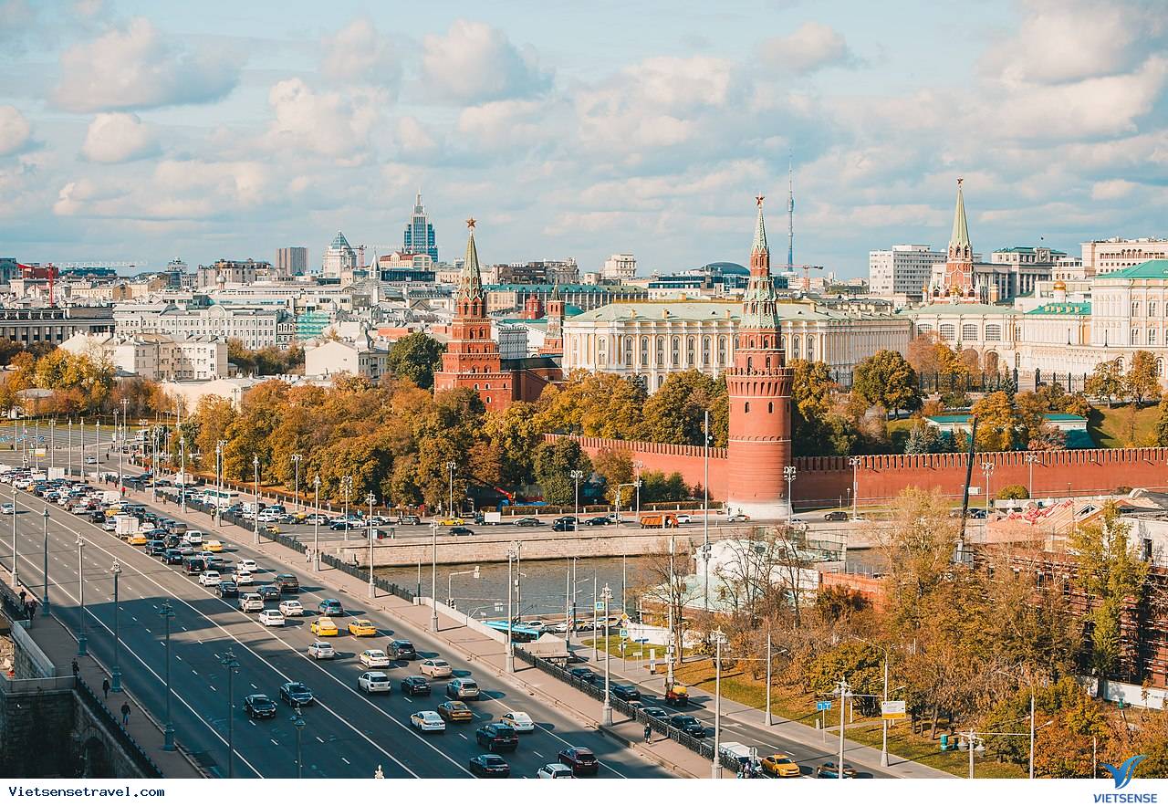 Những bức tường màu đỏ kiên cố bao bọc Điện Kremlin