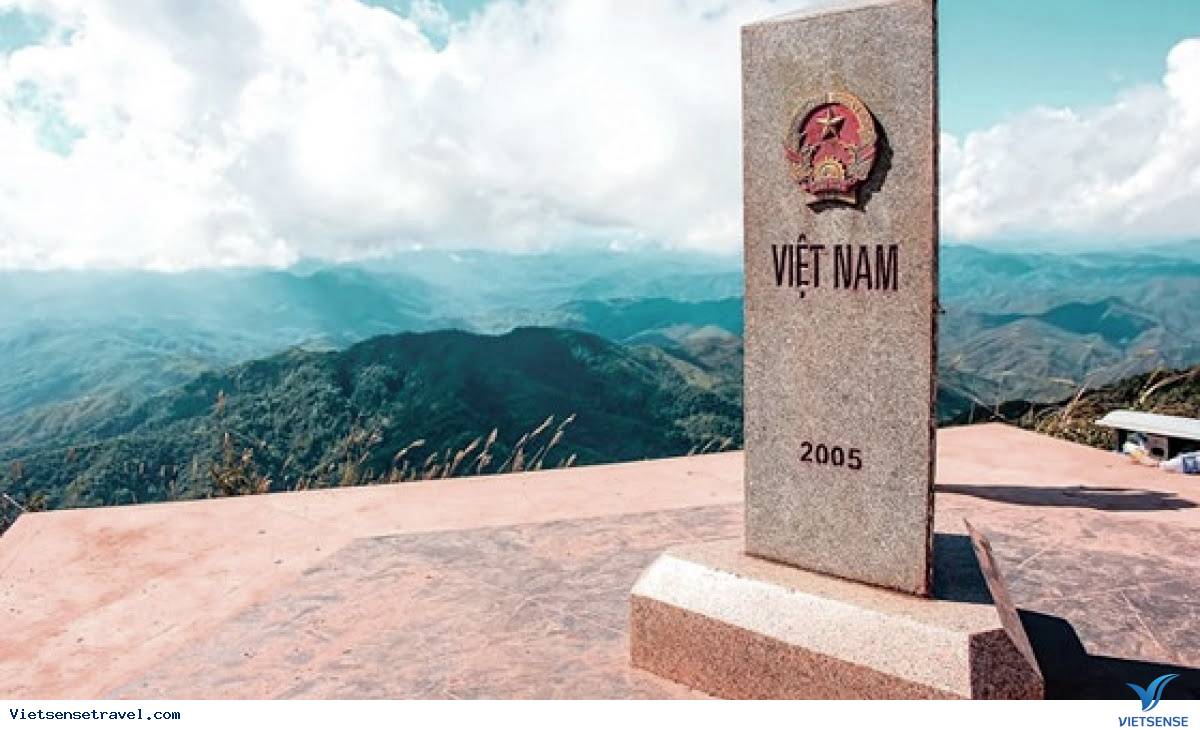 Cột mốc số 0 mặt hướng về Việt Nam.