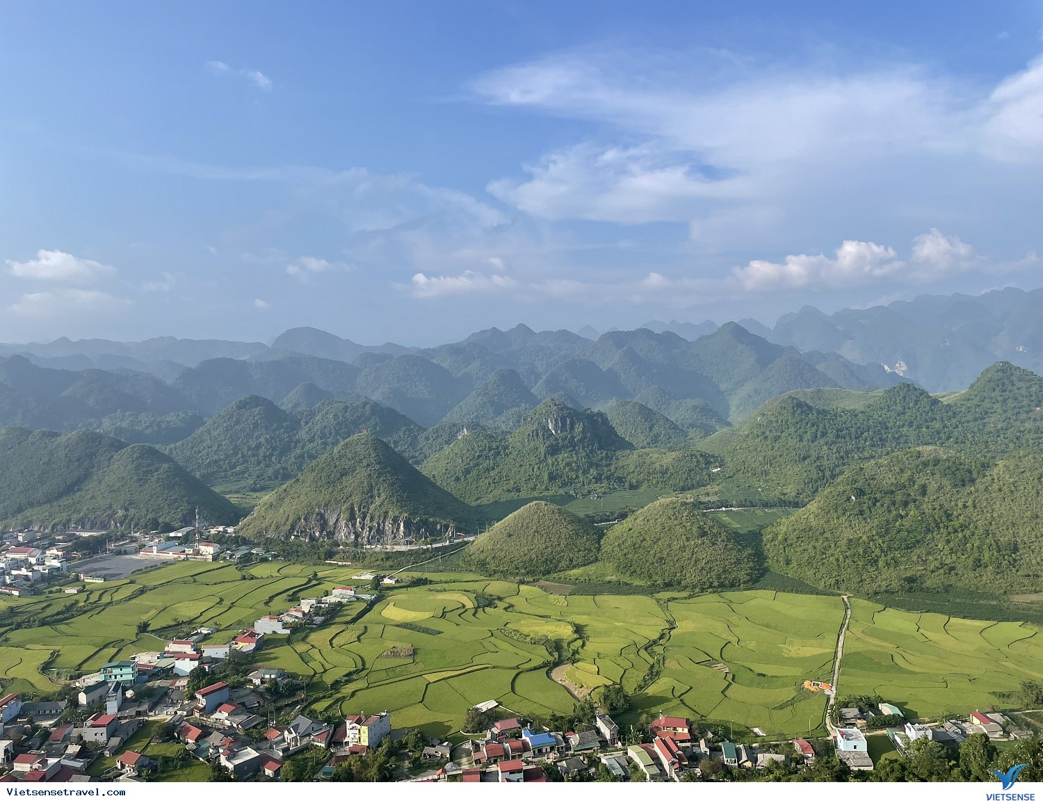 Tạo hoá đối với Hà Giang là vô cùng đặc biệt. Với những ngọn đồi đồi núi cao, những dòng sông uốn khúc cảnh quan ở đây như được vẽ hoàn hảo. Bạn sẽ được thấy vẻ đẹp hoang sơ, đặc trưng chỉ có ở vùng cao nguyên phía Bắc nước ta.