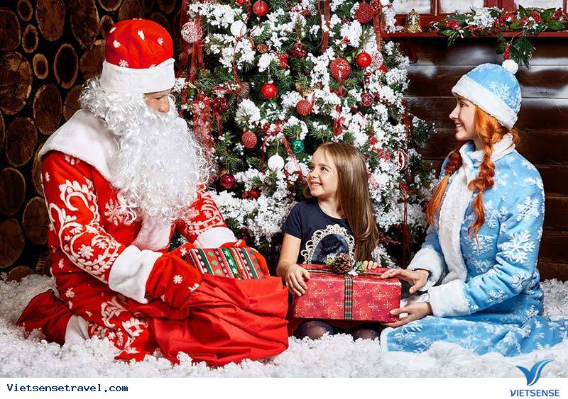Ông già Tuyết (Ded Moroz) và cô bé Tuyết (Snegurochka) trong lễ Giáng sinh