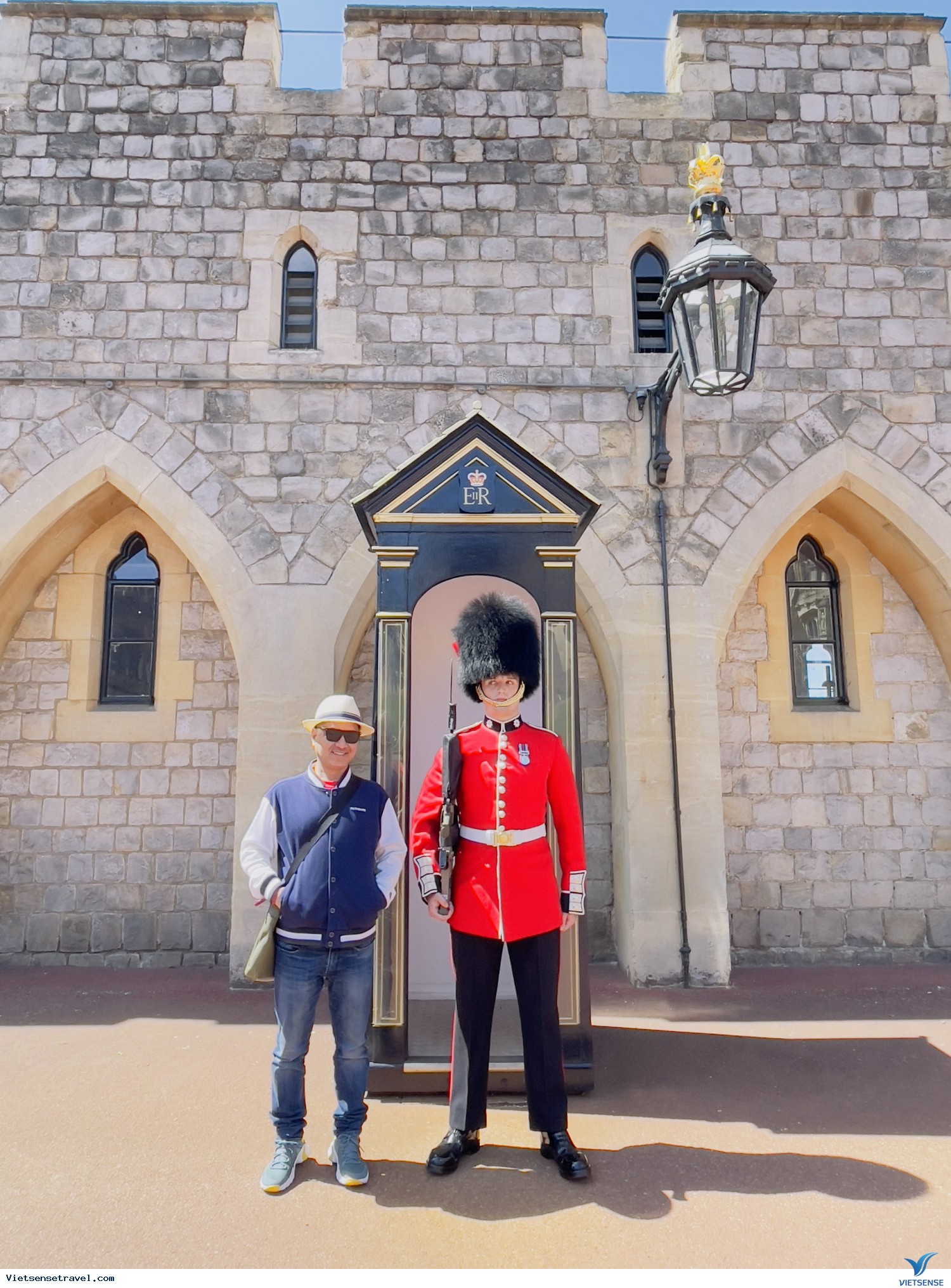 SALISBURY – CẦU THÁP – DU THUYỀN SÔNG THAMES - SHOPPING