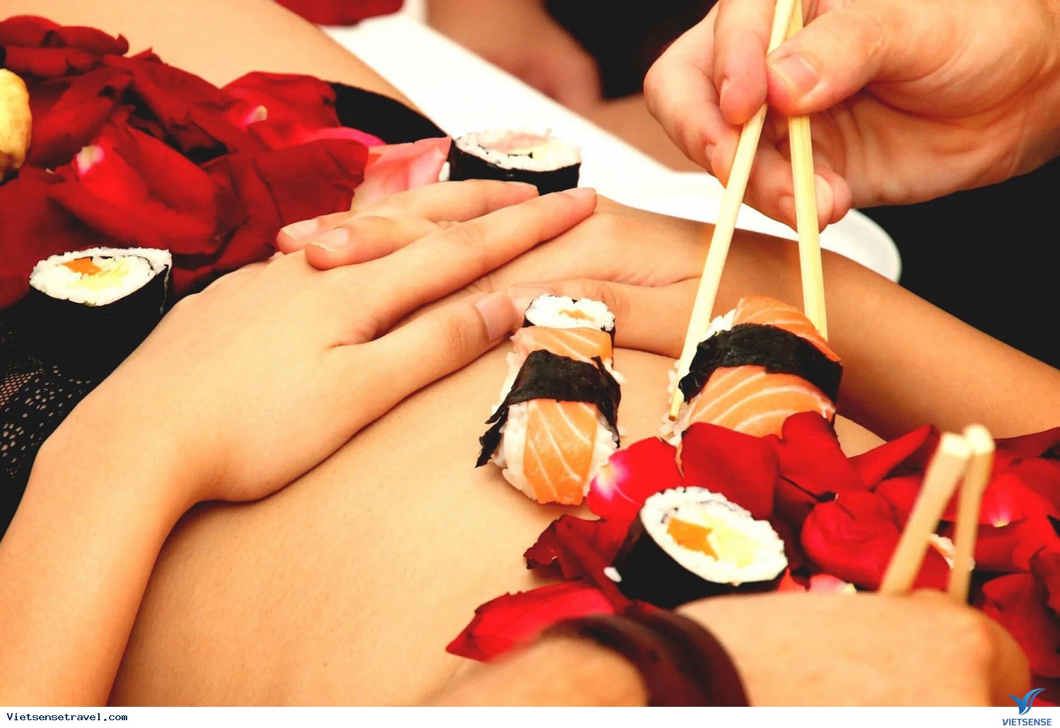 Sushi Khỏa Thân Nyotaimori Nhật Bản: Sự thật bất ngờ!
