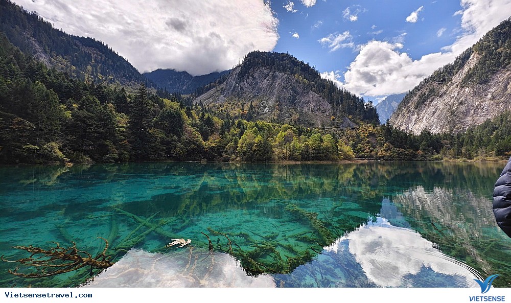 Tận hưởng phút giây thư giãn trước núi rừng yên bình tại Cửu Trại Câu Tận hưởng phút giây thư giãn trước núi rừng yên bình tại Cửu Trại Câu