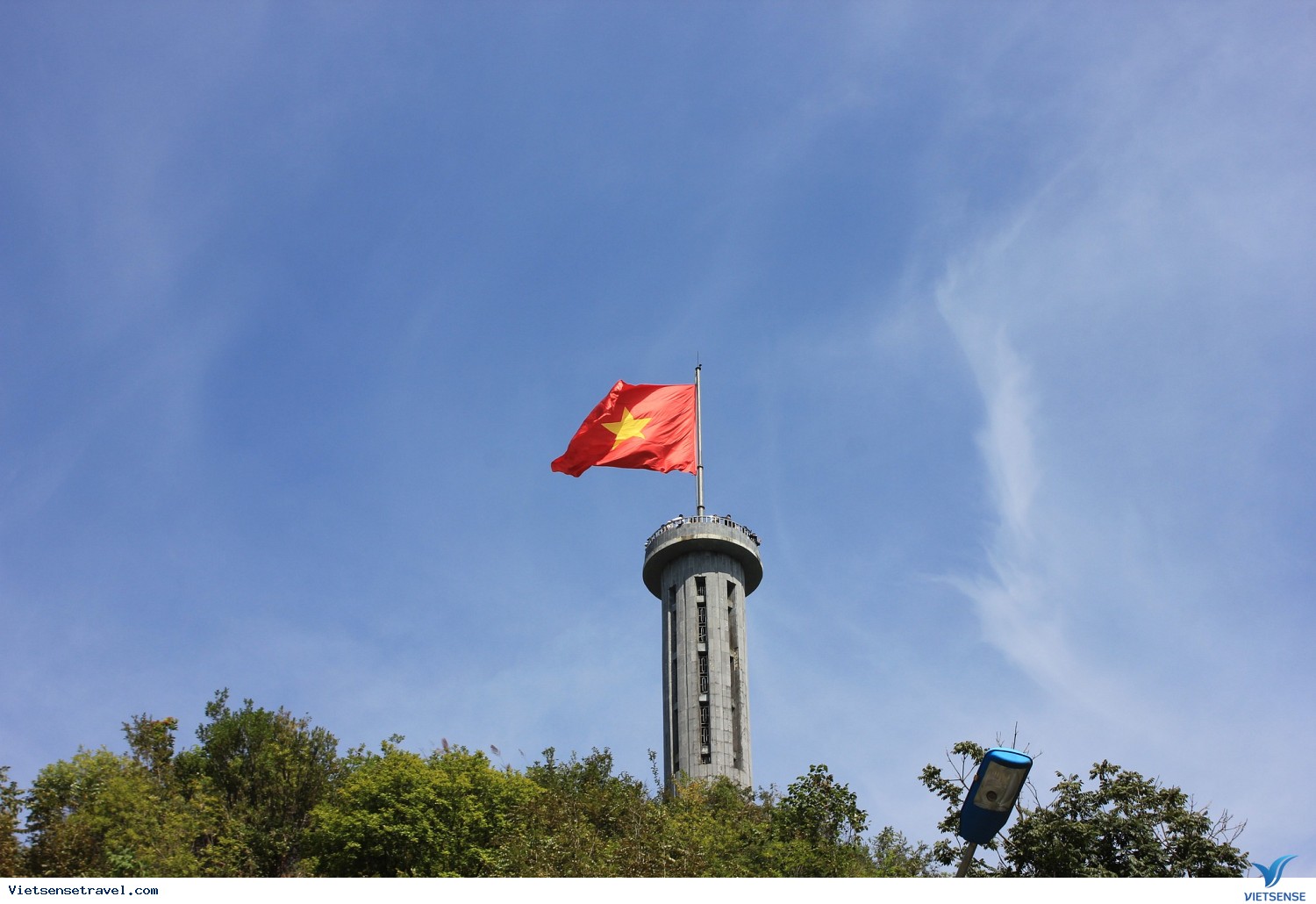Lũng Cú cờ Việt Nam: Lũng Cú, nơi chiếc cờ Việt Nam đã được kéo lên cao trên đỉnh núi, nay đã trở thành một điểm đến hấp dẫn cho những ai muốn khám phá vẻ đẹp thiên nhiên hoang sơ của Việt Nam. Hãy chiêm ngưỡng tuyệt đỉnh đầy sức hút này qua hình ảnh đẹp tuyệt vời.
