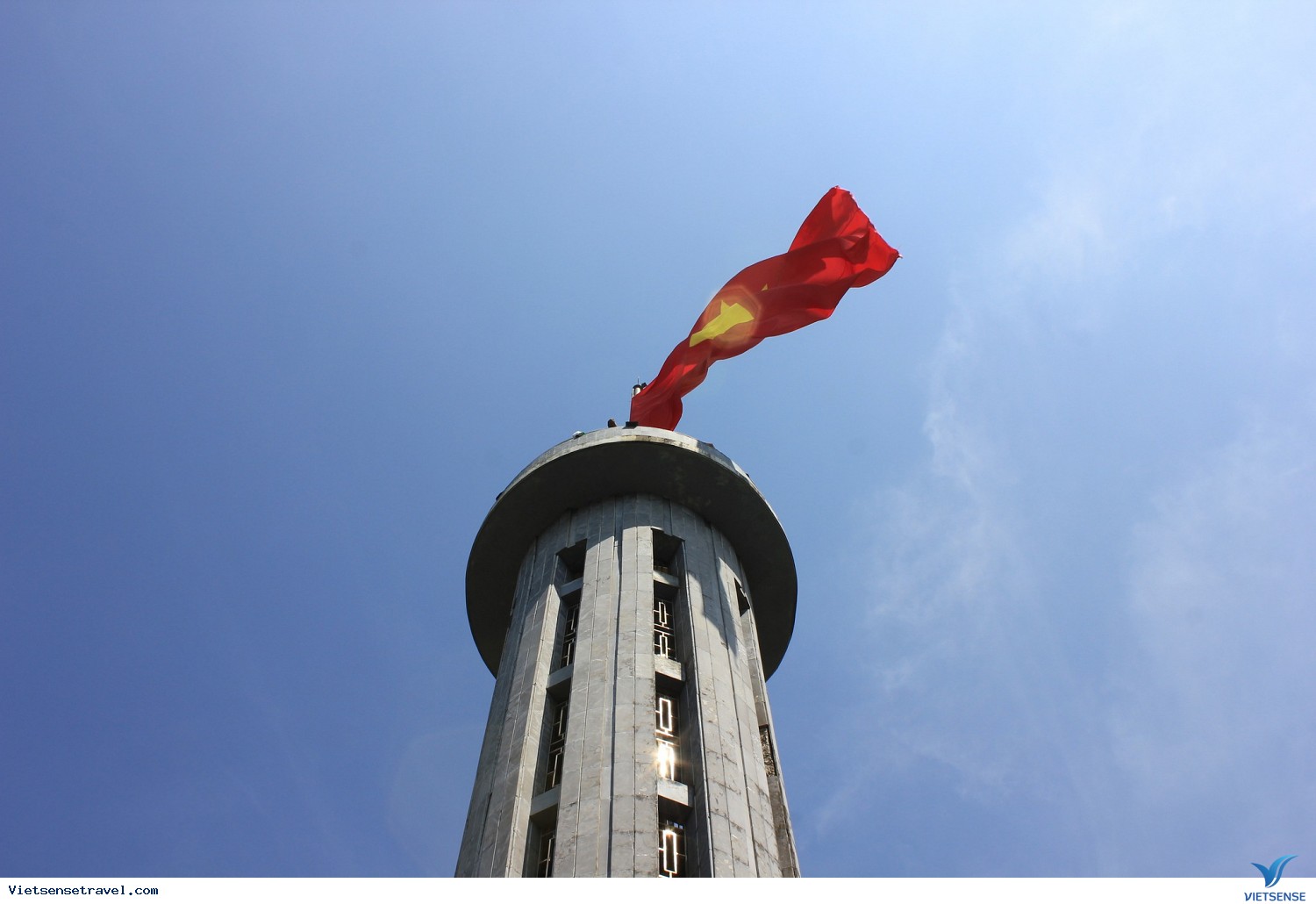 Cột cờ Lũng Cú là biểu tượng vững chắc của sự độc lập và tự do của dân tộc Việt Nam. Hình ảnh của cột cờ được chụp bởi những nhiếp ảnh gia tài năng sẽ giúp người xem cảm nhận được giá trị lịch sử và tâm hồn cách mạng của đất nước. Hãy cùng xem hình ảnh để trân quý và cảm nhận rõ nét hơn giá trị của biểu tượng lịch sử này.