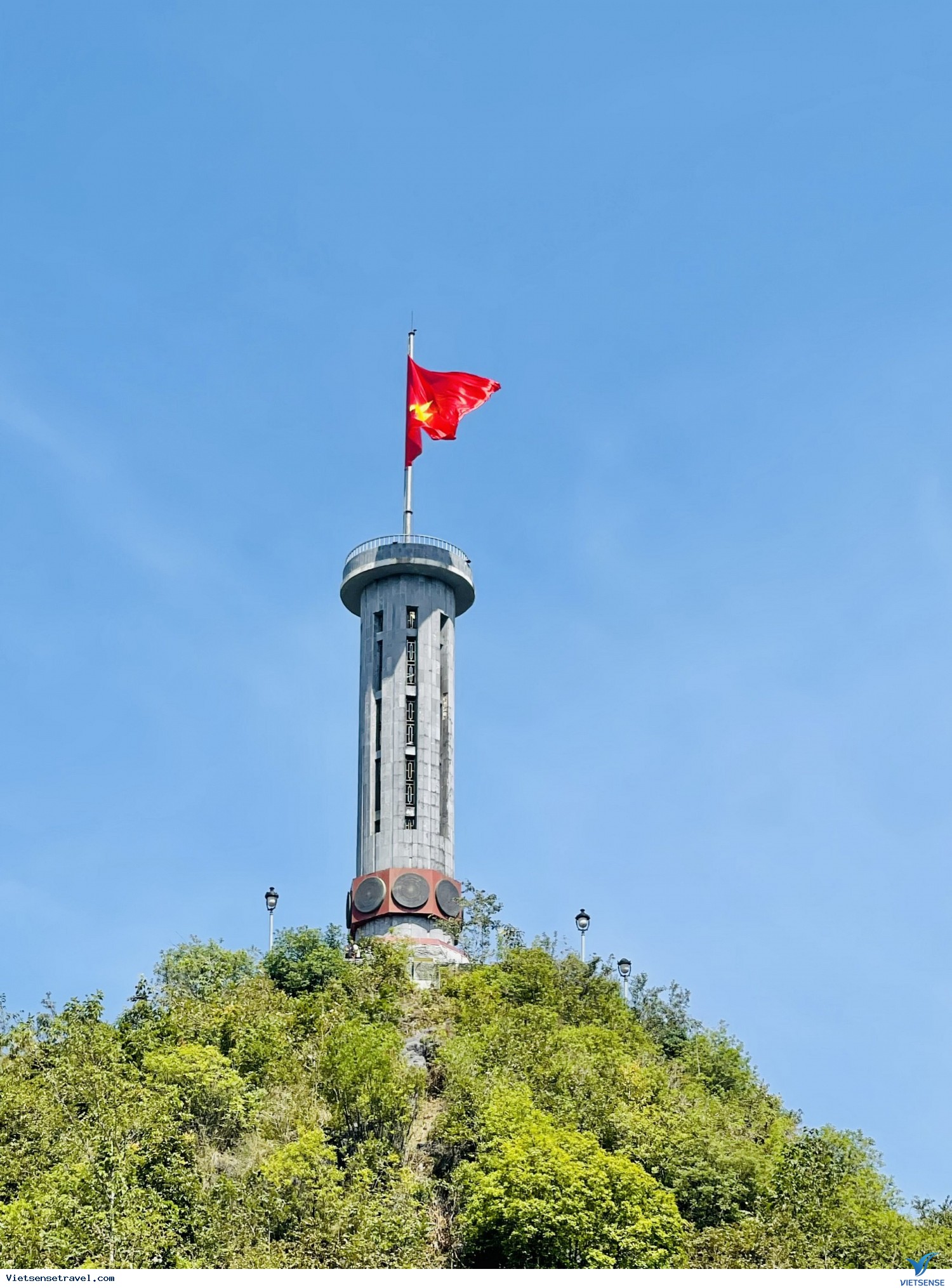Cột cờ Lũng Cú:
Khi nhắc đến cột cờ Lũng Cú, không thể không kể đến vẻ đẹp hoang sơ, hùng vĩ của núi rừng Tây Bắc Việt Nam. Được ví như một \