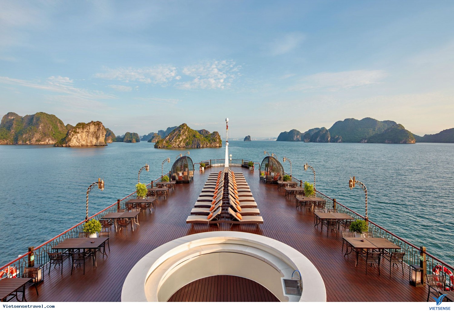 Tham quan hang Sửng Sốt