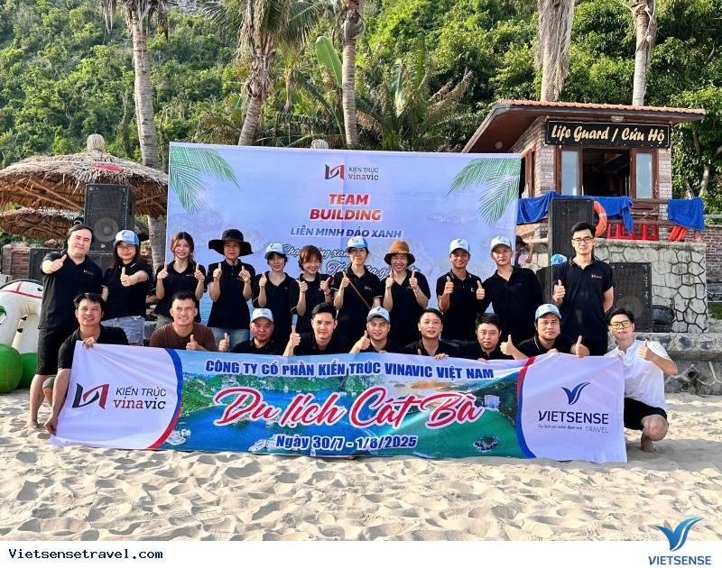 Tháng 4 - 8 là mùa du lịch cao điểm tại Cát Cò, trời nắng đẹp, biển trong xanh