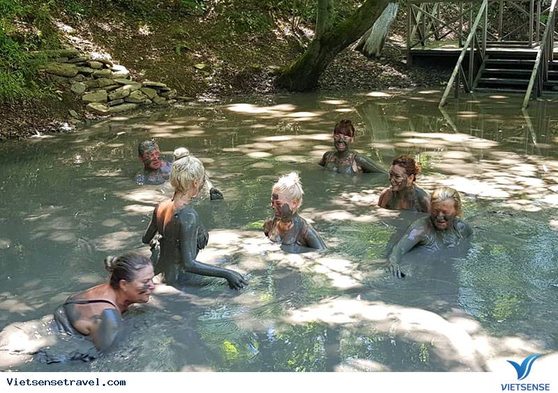 Du khách trải nghiệm dịch vụ tắm bùn