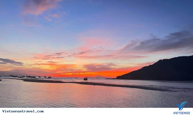 Thiên Cầm mang vẻ hoang sơ, nước xanh và lặng sóng Thiên Cầm mang vẻ hoang sơ, nước xanh và lặng sóng