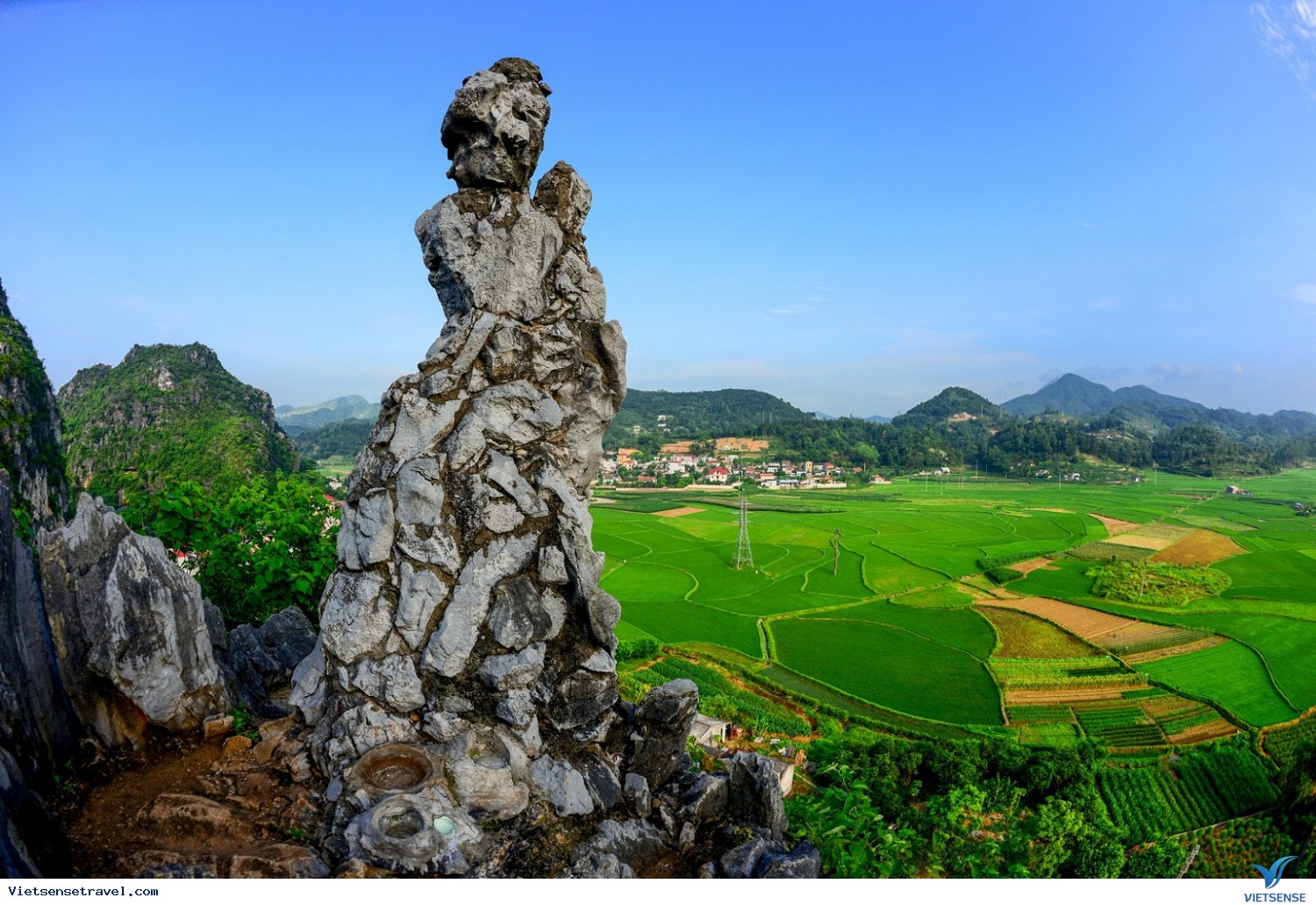 Bức tranh phong cảnh từ địa điểm du lịch đẹp Việt Nam sẽ cho bạn những khoảnh khắc đẹp nhất trên trái đất. Hãy dành thời gian để bên gia đình bạn và cùng chiêm ngưỡng những vẻ đẹp của thiên nhiên.