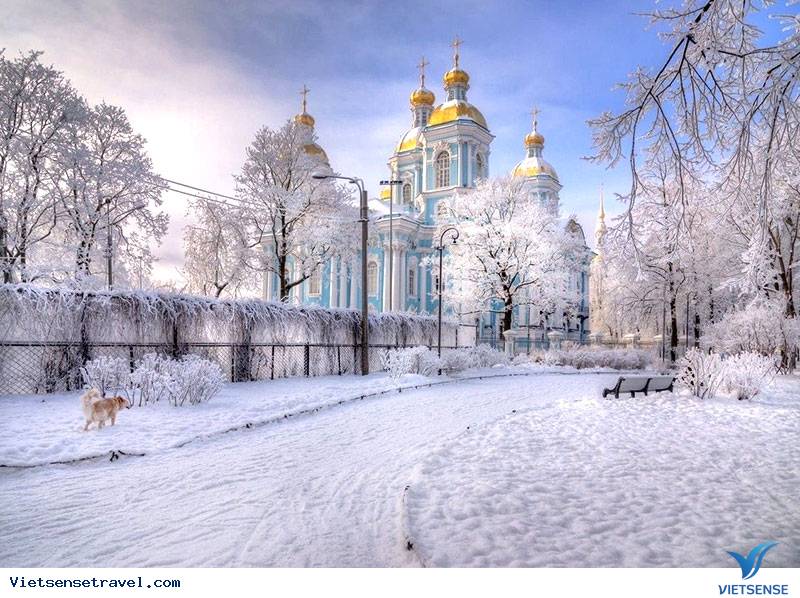 Saint Petersburg vào mùa đông nổi bật với lớp tuyết trắng