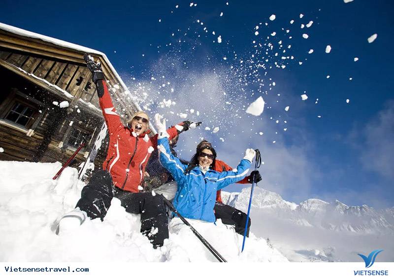 Du khách trang bị áo khoác dày khi trải nghiệm trượt tuyết